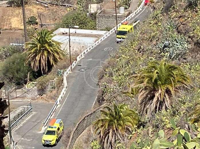 Vehículos de bomberos se dirigen al Barranco de Los Cernicalos, a su paso por Lomo Magullo/TA.